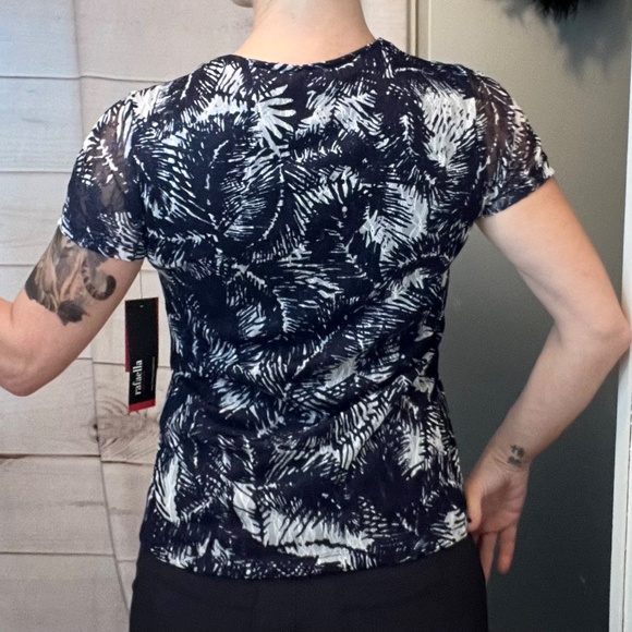 🔥2/$10 NWT($58) |•RAFAELLA•| Navy Blue & White Palm Tree Leaves Top Size Medium - Picture 5 of 12
